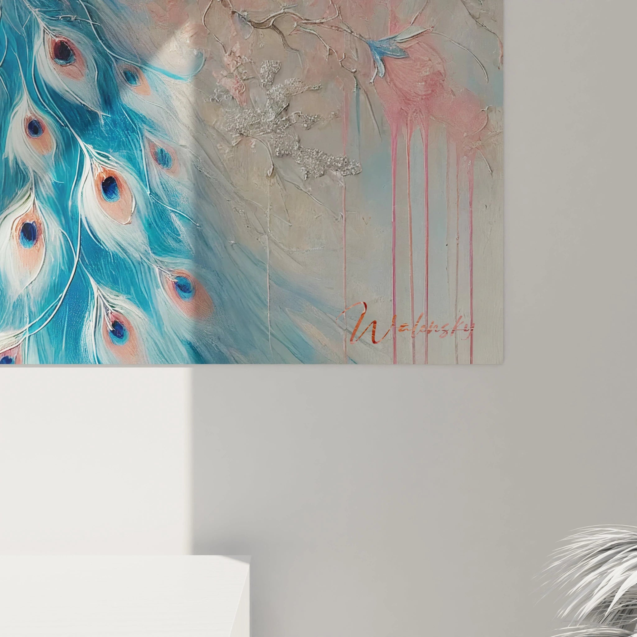 Explorez de près ce tableau paon où chaque plume et fleur pastel est minutieusement peinte, offrant une expérience visuelle captivante avec des détails texturés et un rendu artistique.