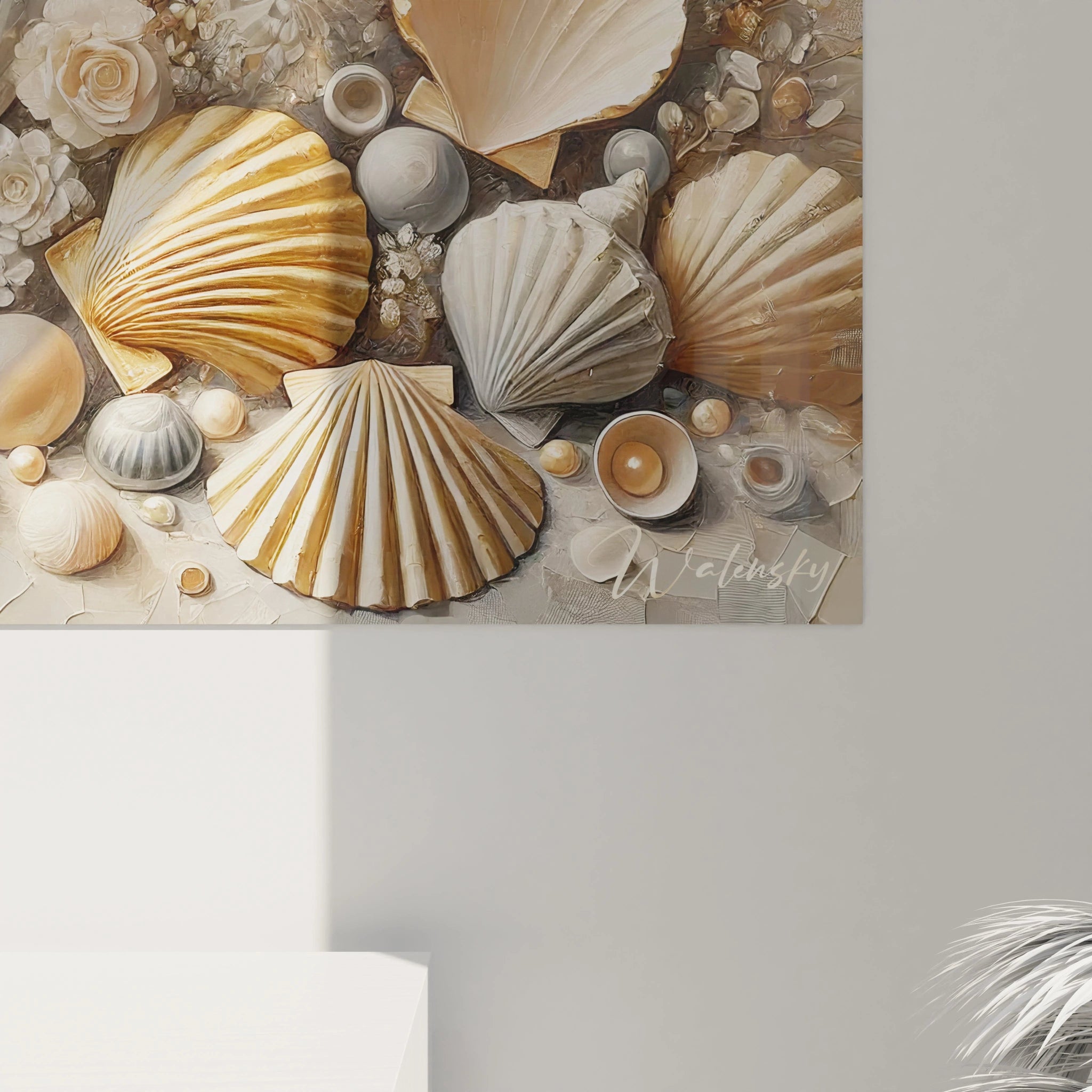 tableau Coquillage en gros plan, revelant des textures nacrees et des fleurs delicatement placees. Chaque detail capture la poesie de la mer avec des reflets d'or et d'argent pour une harmonie elegante.