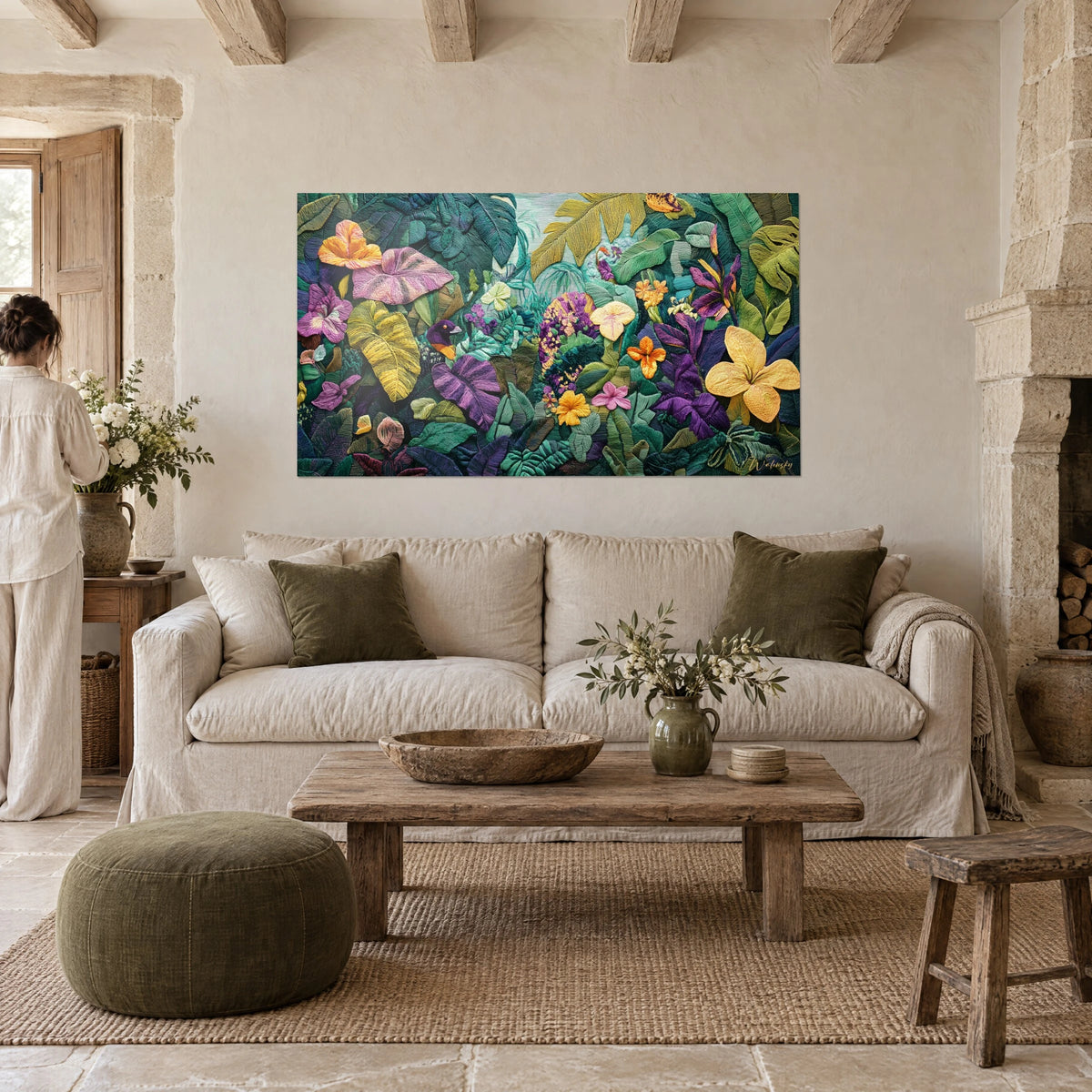 Gemälde Dschungel mit Stickerei in Smaragdblättern und violetten Blüten, safrangelber Hibiskus, über einem Sofa in einem hellen Wohnzimmer