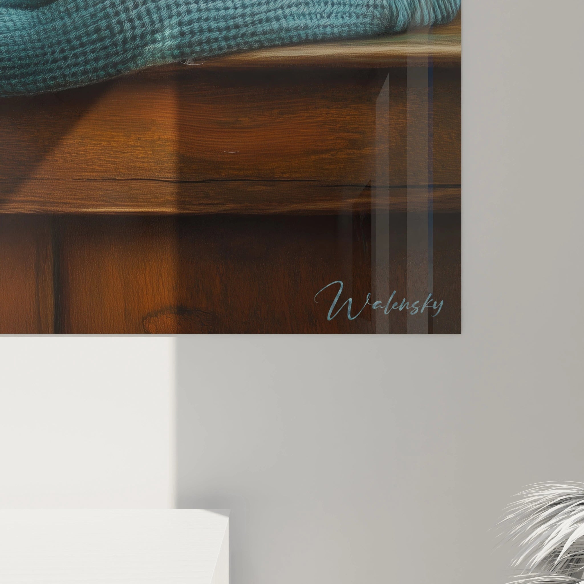 Un tableau kaki illustrant des kakis disposés sur un tissu bleu en mailles épaisses, posés sur une surface en bois, avec un éclairage subtil et un fond noir contrastant.