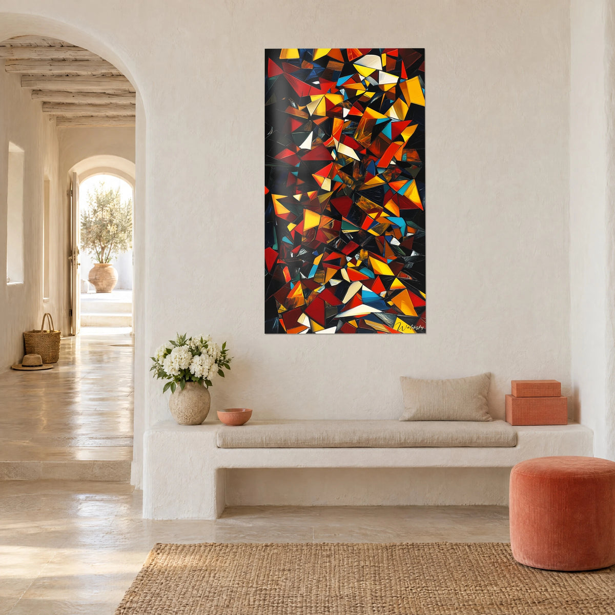 Tableau mosaïque de triangles orange, bleu turquoise et noir, format vertical, mur blanc, banquette en pierre, maison méditerranéenne