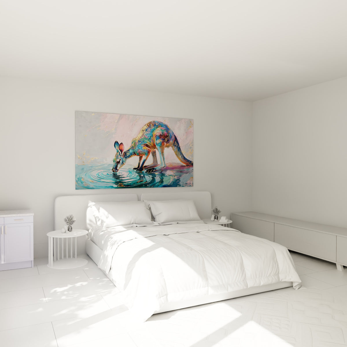 Animal peint en bleu pétrole et corail buvant à une mare, au-dessus d'un lit dans une chambre claire