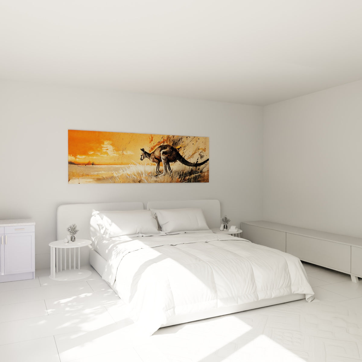 Silhouette de kangourou brun et ocre saisie dans les herbes sèches, accrochée au-dessus d'un lit dans une chambre claire