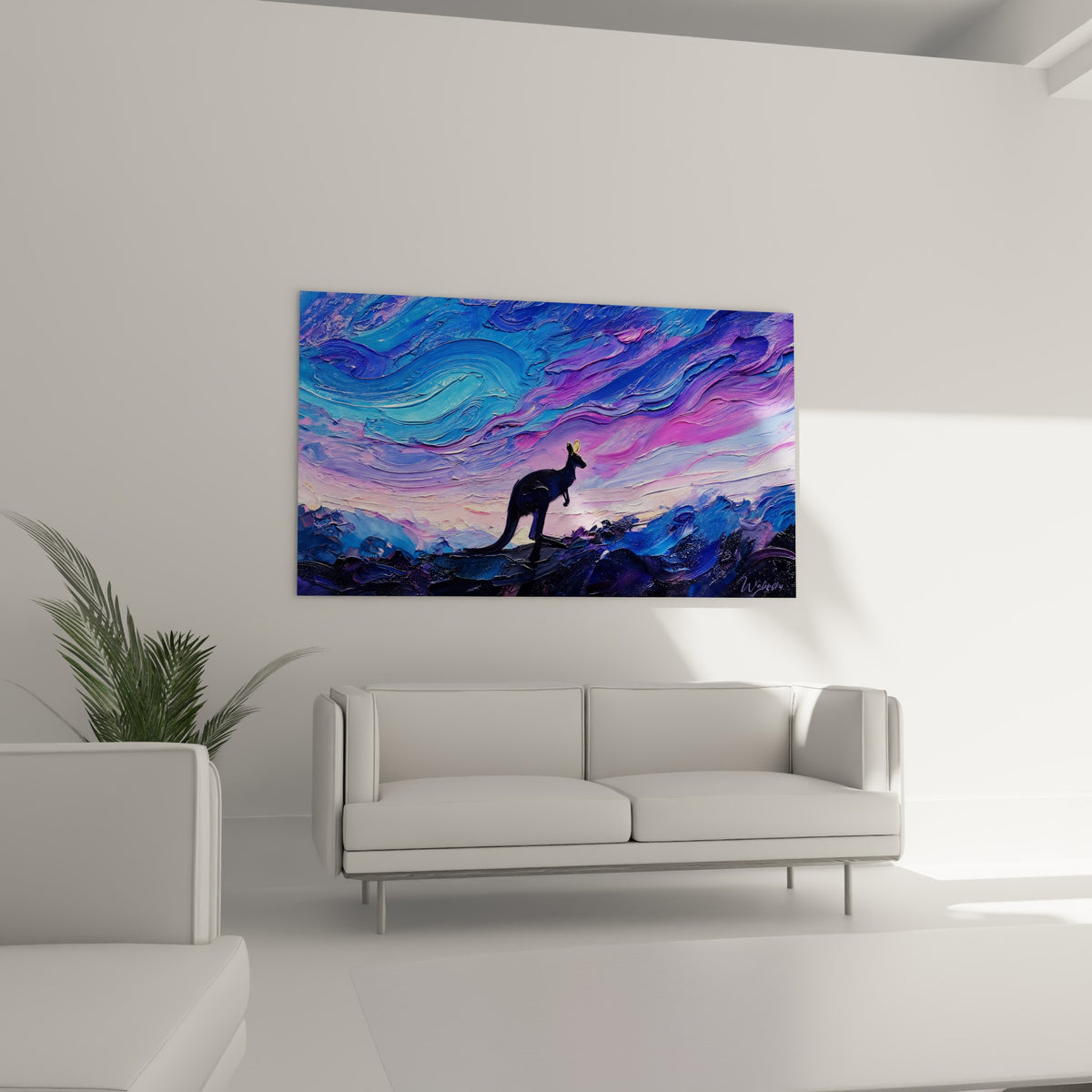 Kangourou sombre se découpant sur un ciel bleu et violet vibrant, au-dessus d'un canapé dans un salon lumineux