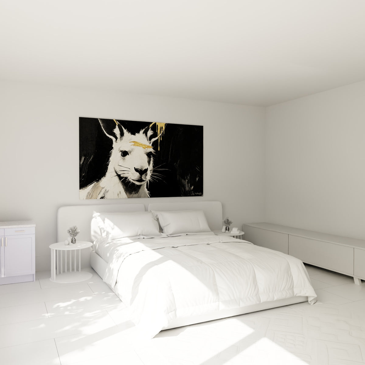 Kangourou blanc aux touches dorées, regard sombre, accroché au-dessus d'un lit dans une chambre claire