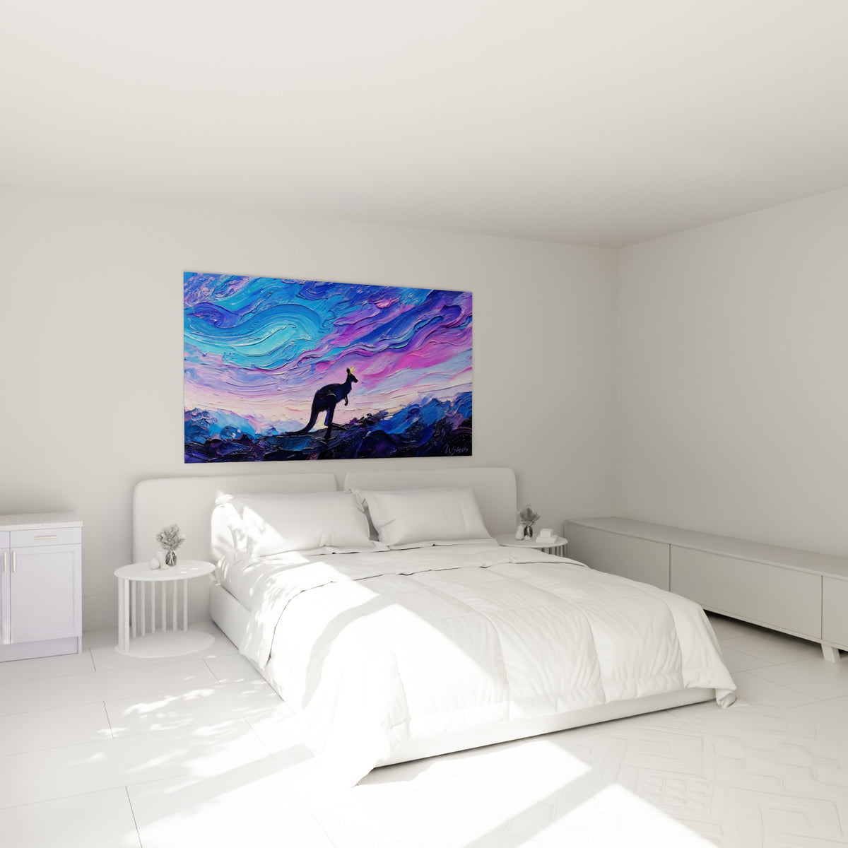 Silhouette de kangourou bleu marine sous ciel violet et rose, au-dessus d'un lit dans une chambre claire