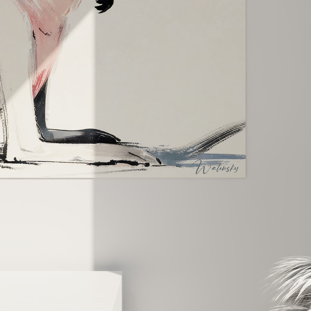 Détail du pelage kangourou en traits noirs sur blanc cassé, coulures roses et grain de toile visible
