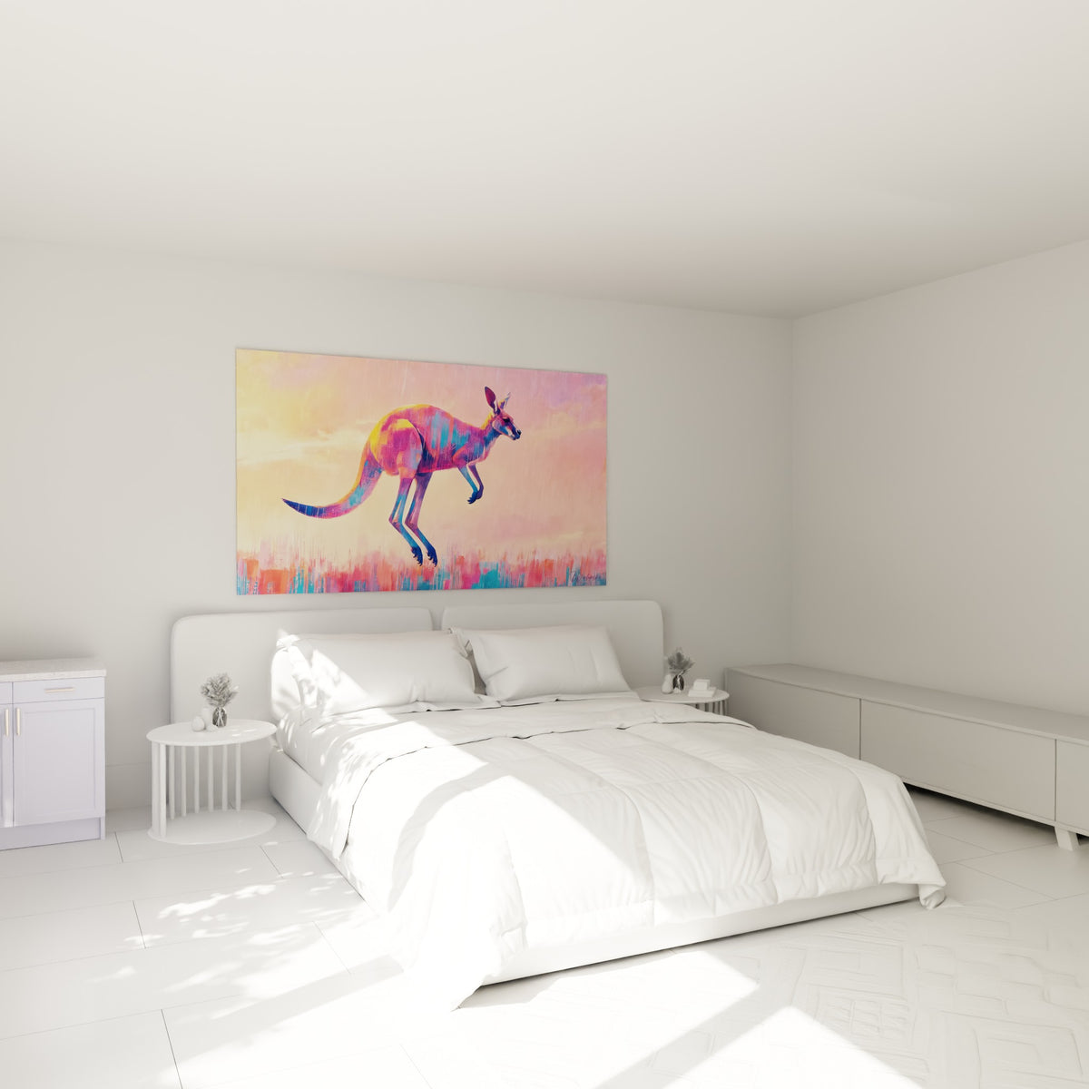 Silhouette élancée du kangourou aux teintes dorées et turquoise, au-dessus d'un lit dans une chambre claire