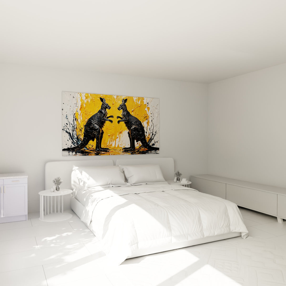 Duel de kangourous noirs sur fond jaune doré, accroché au-dessus d'un lit dans une chambre claire