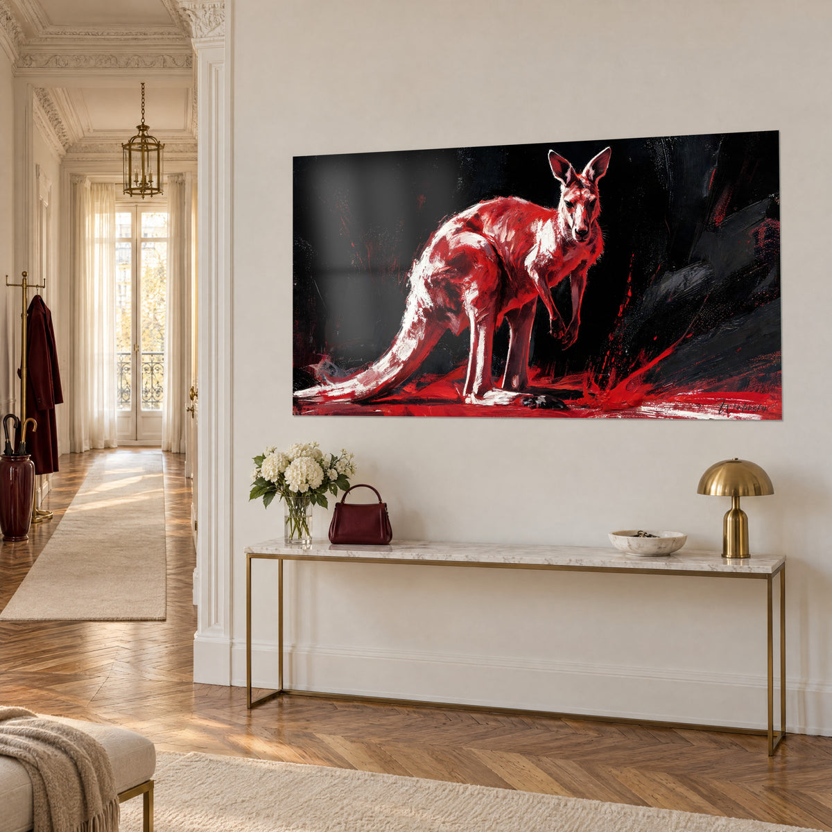 Kangourou rouge intense à la posture vigilante, disposé au-dessus d'un canapé dans un salon lumineux