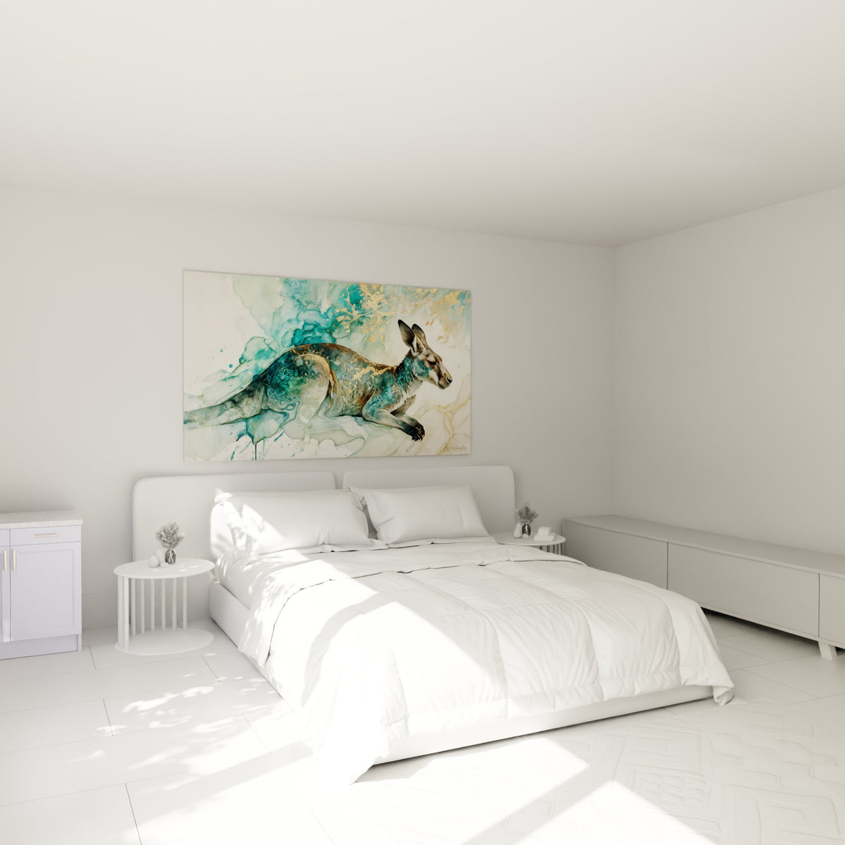 Animal endormi en tons vert d'eau et bronze, accroché au-dessus d'un lit dans une chambre claire.