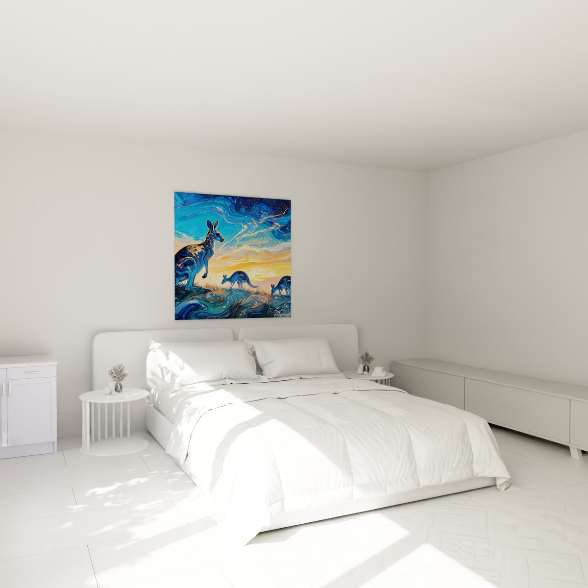 Famille de kangourous bleu marine et doré au-dessus d'un lit dans une chambre claire