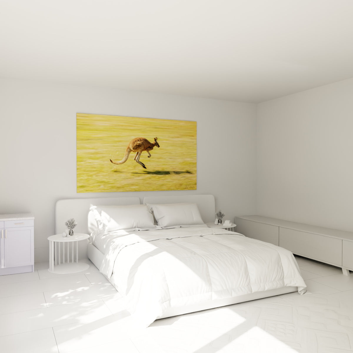 Kangourou fauve en plein saut, robe caramel et beige, au-dessus d'un lit dans une chambre claire