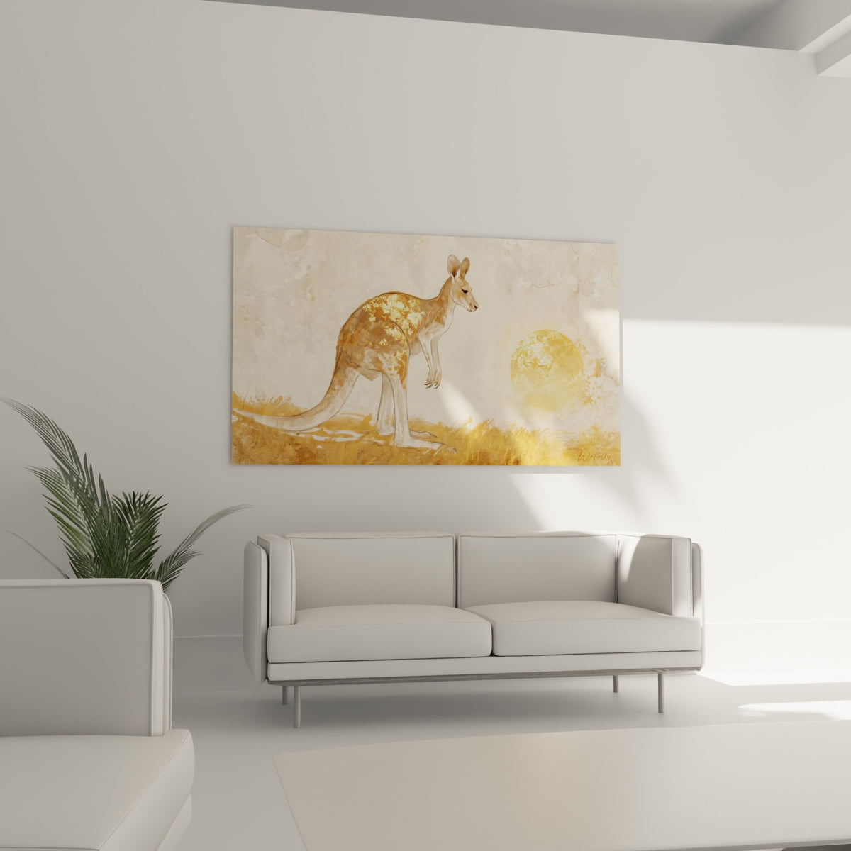Animal au pelage brun et éclats dorés placé au-dessus d'un canapé dans un salon lumineux