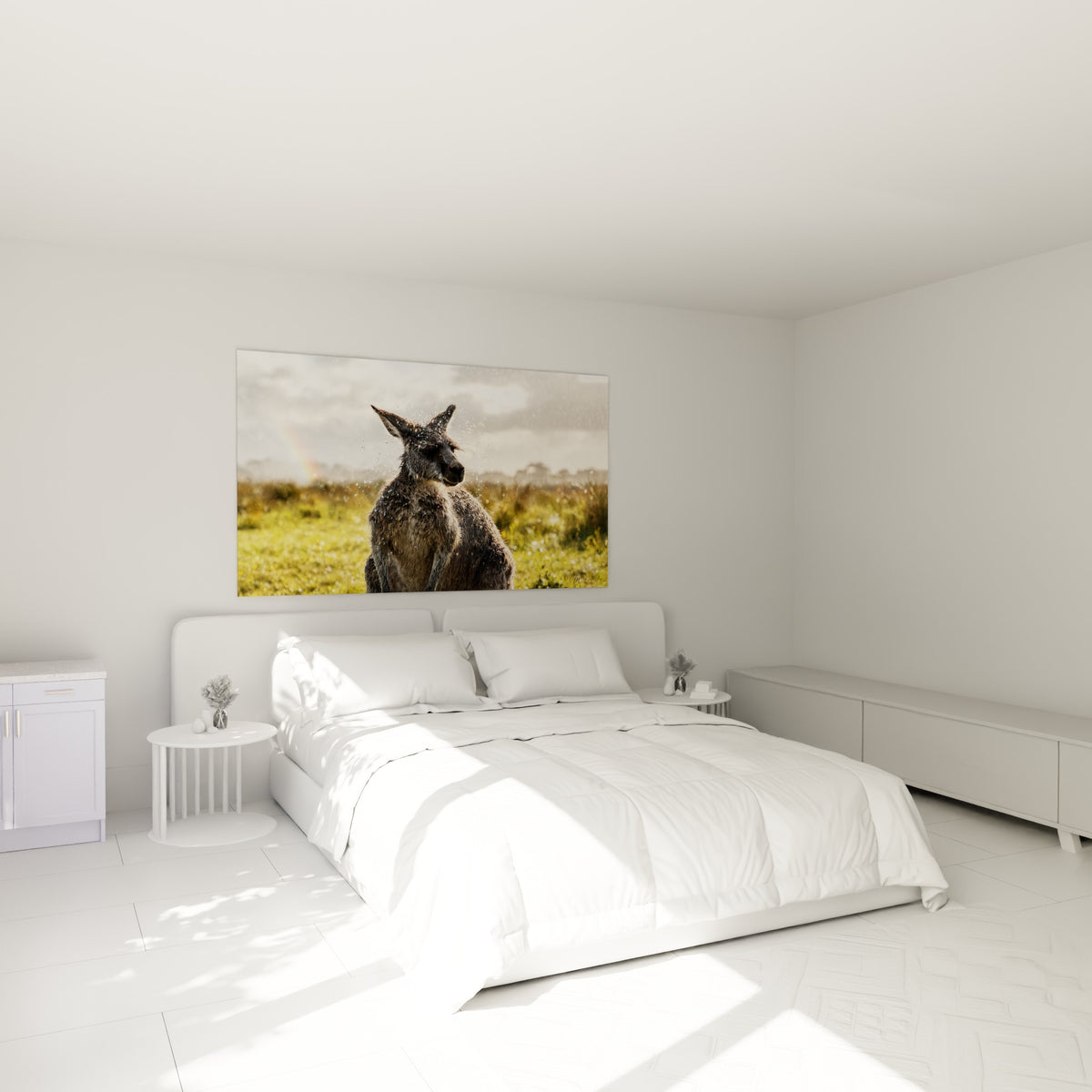 Fourrure mouillée et regard vigilant du kangourou au-dessus d'un lit dans une chambre claire