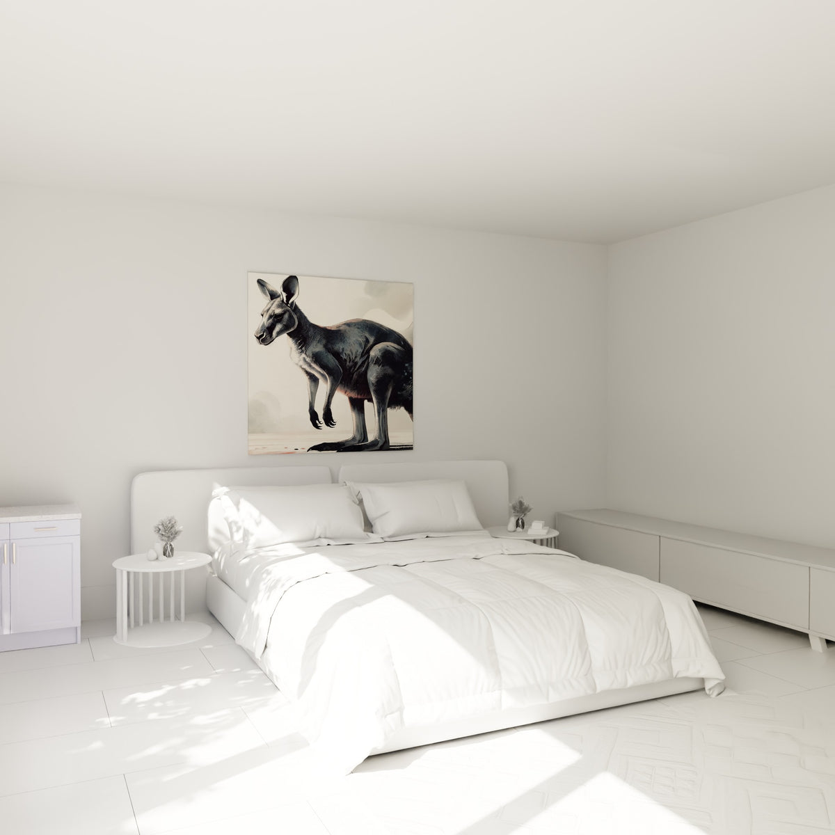 Kangourou anthracite au regard vigilant accroché au-dessus d'un lit dans une chambre claire