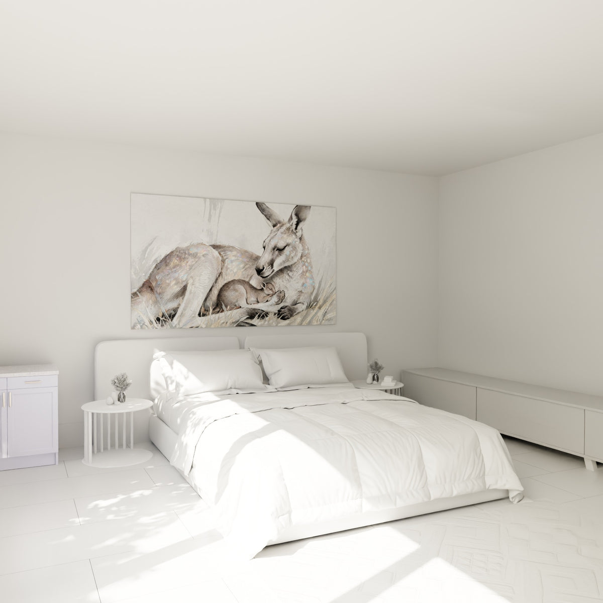 Mère kangourou et son petit aux tons gris et dorés, au-dessus d'un lit dans une chambre claire