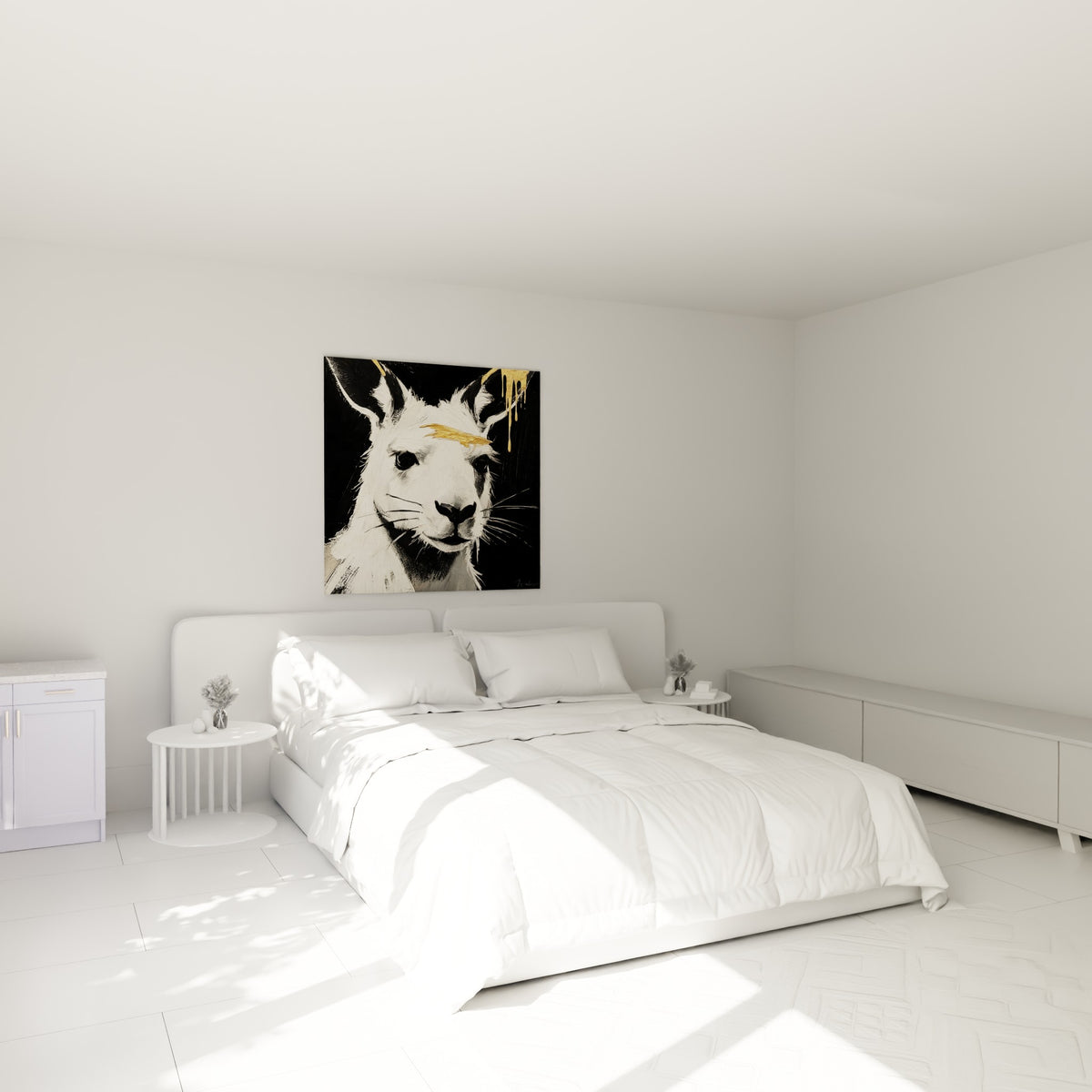 Kangourou aux yeux sombres et coulures dorées, accroché au-dessus d'un lit dans une chambre claire
