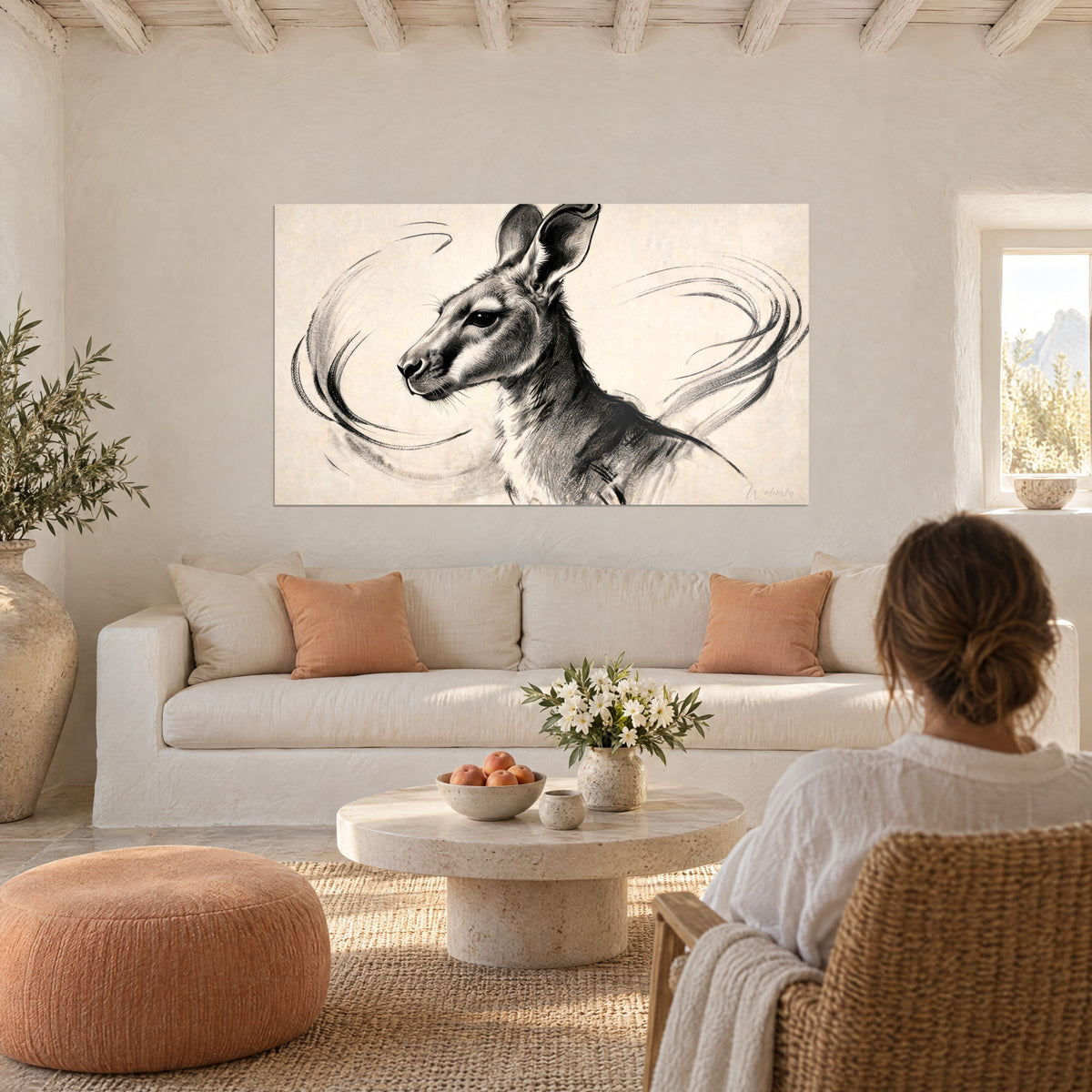 Portrait de kangourou en noir et beige, traits fusain précis, accroché au-dessus d'un lit dans une chambre claire