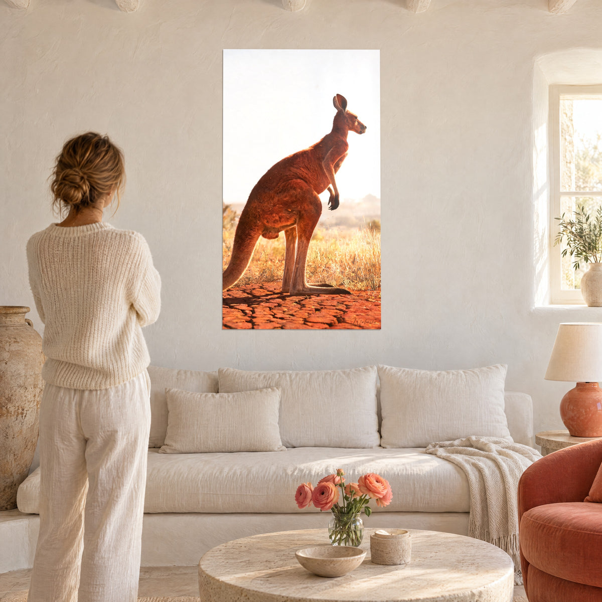 Marsupial roux debout sur sol ocre fissuré, oreilles dressées, accroché au-dessus d'un lit dans une chambre claire.