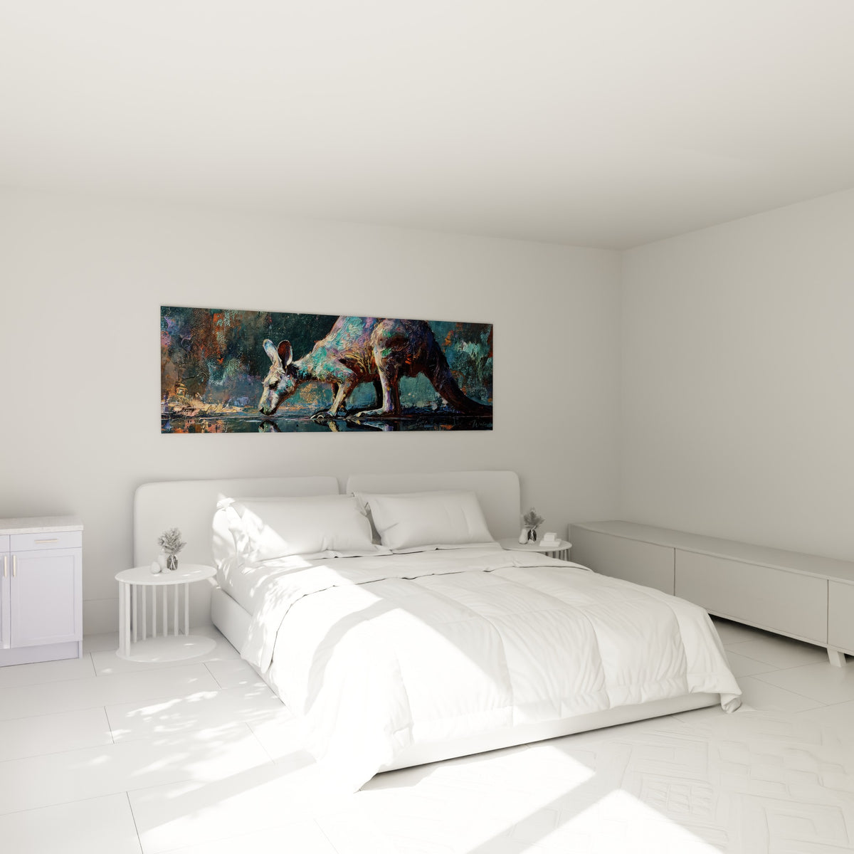 Museau du kangourou frôlant l'eau sombre, tons bleu pétrole et brun, au-dessus d'un lit dans une chambre claire