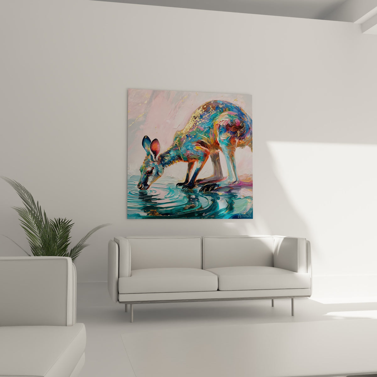Silhouette animale dorée et bleu profond captée en train de s'abreuver, au-dessus d'un canapé dans un salon lumineux