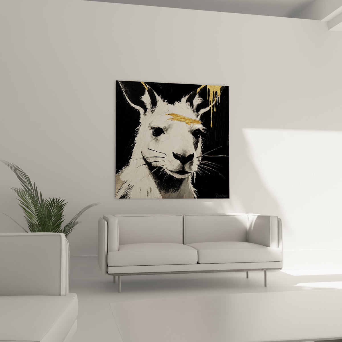 Kangourou blanc au pelage empâté et touches d'or, disposé au-dessus d'un canapé dans un salon lumineux