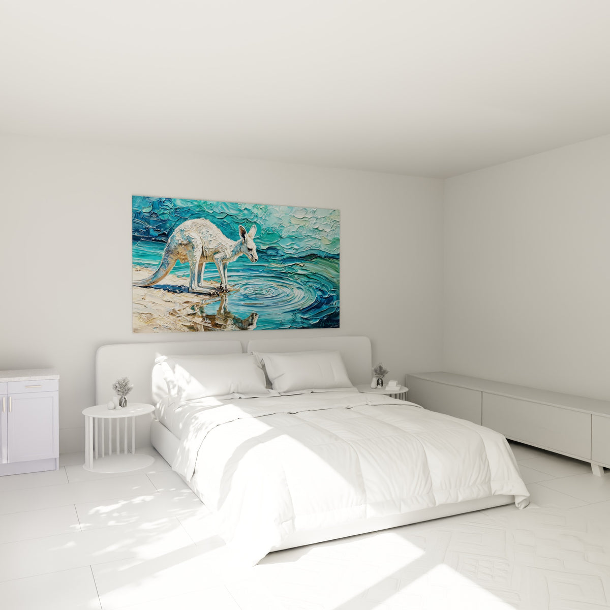 Kangourou crème et ses reflets bleu profond, œuvre accrochée au-dessus d'un lit dans une chambre claire.