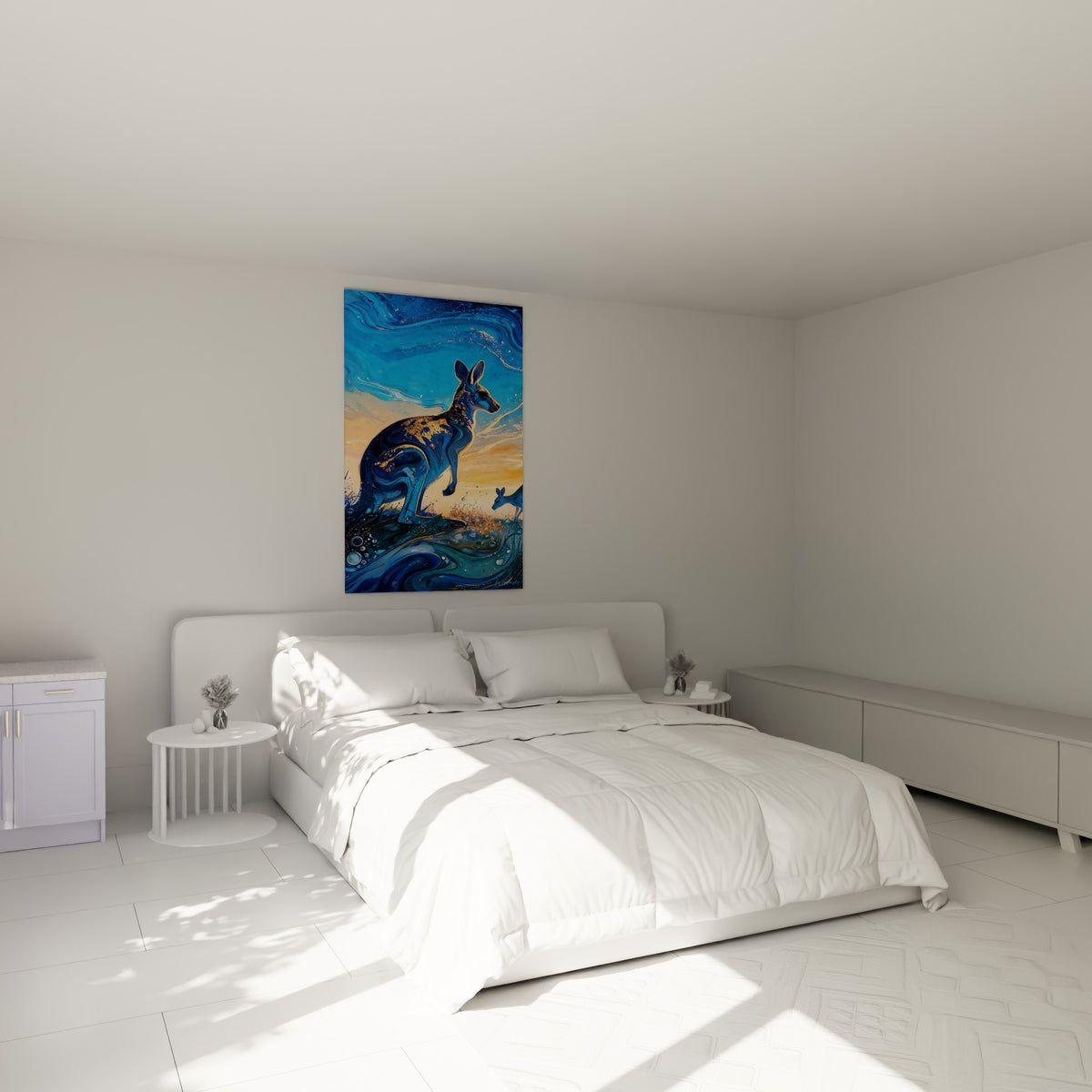 Silhouette de kangourou bleu et or veillant son petit, accrochée au-dessus d'un lit dans une chambre claire
