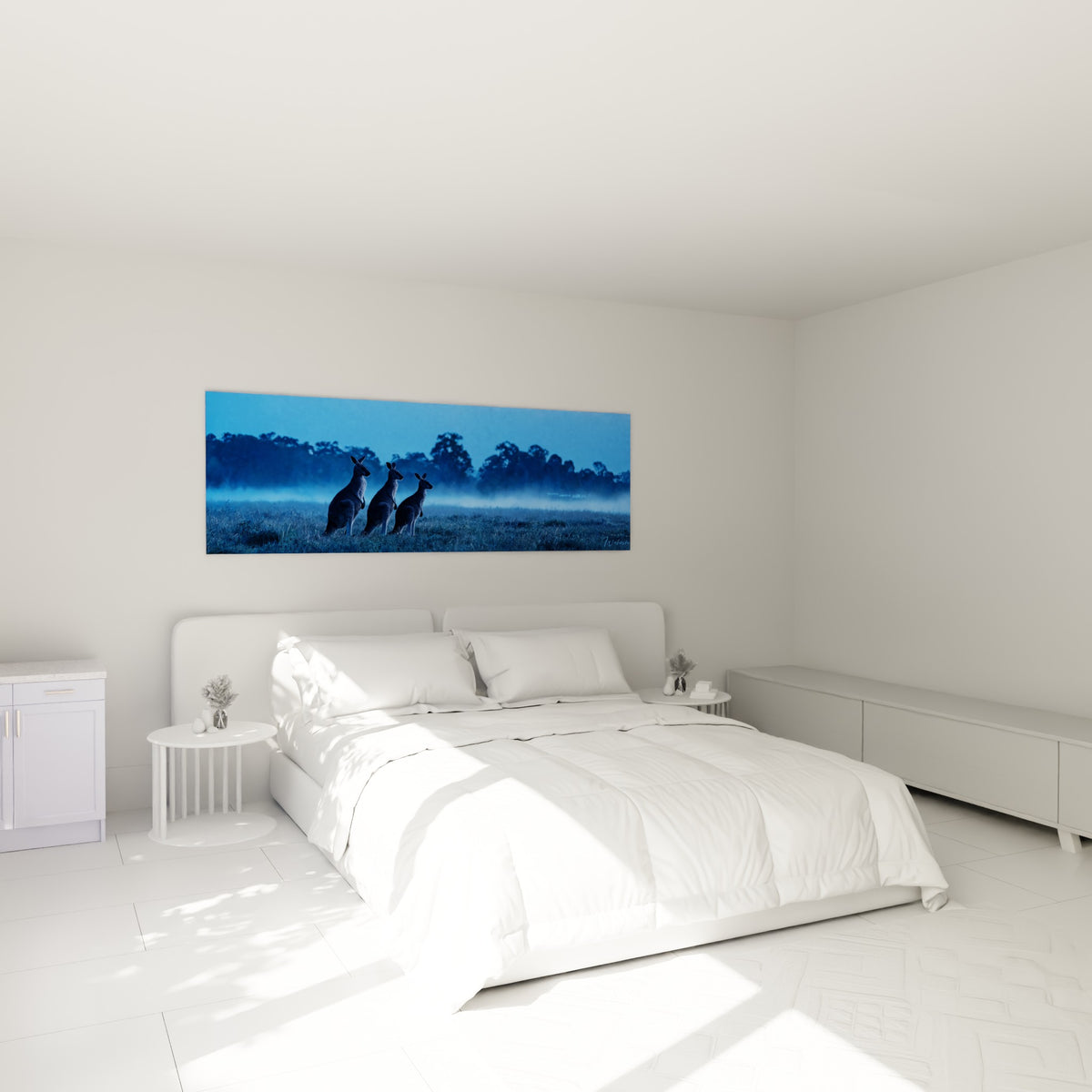 Silhouettes de kangourous bleutées dans la brume, au-dessus d'un lit dans une chambre claire