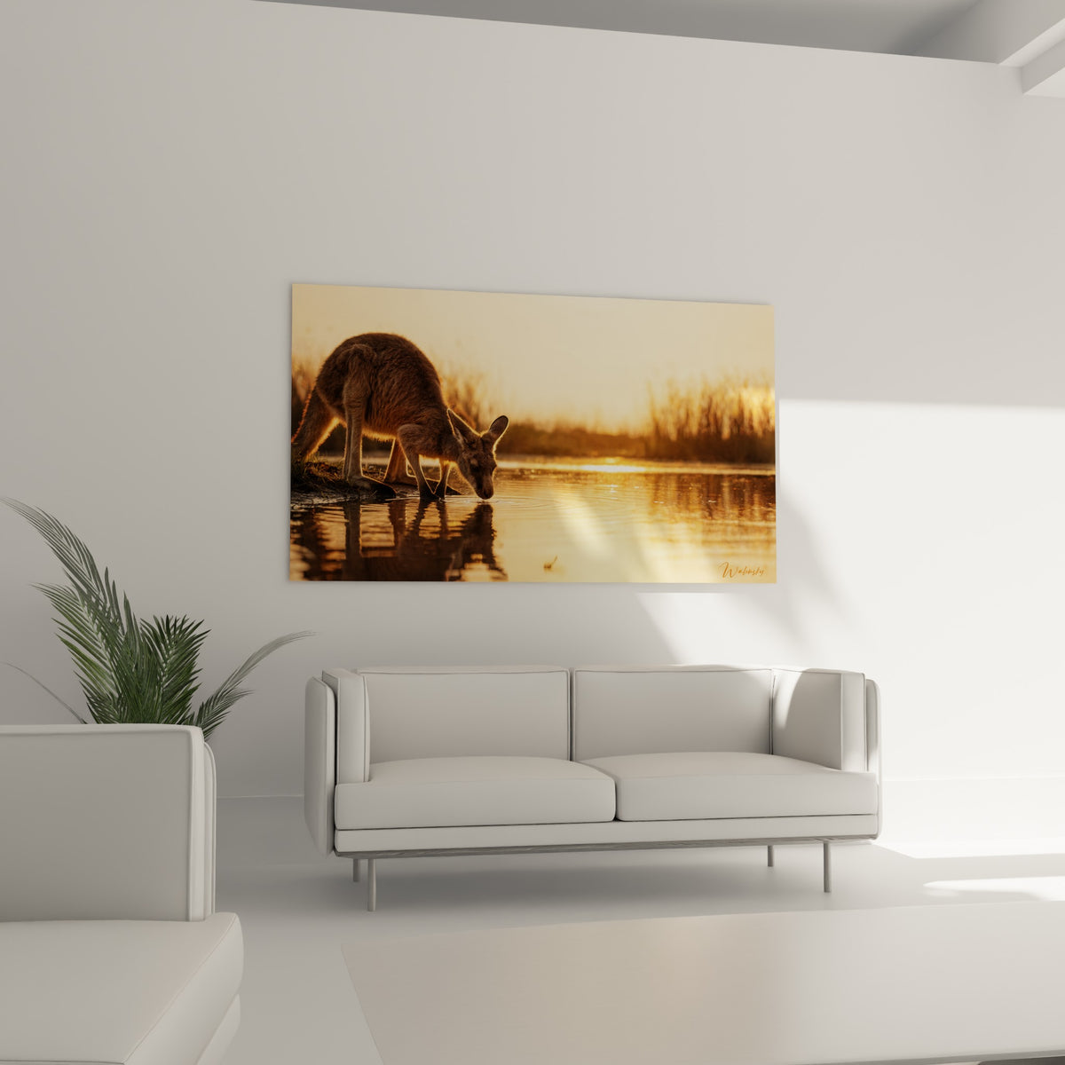 Animal buvant en contre-jour, tons terracotta et beige sablé, au-dessus d'un canapé dans un salon lumineux