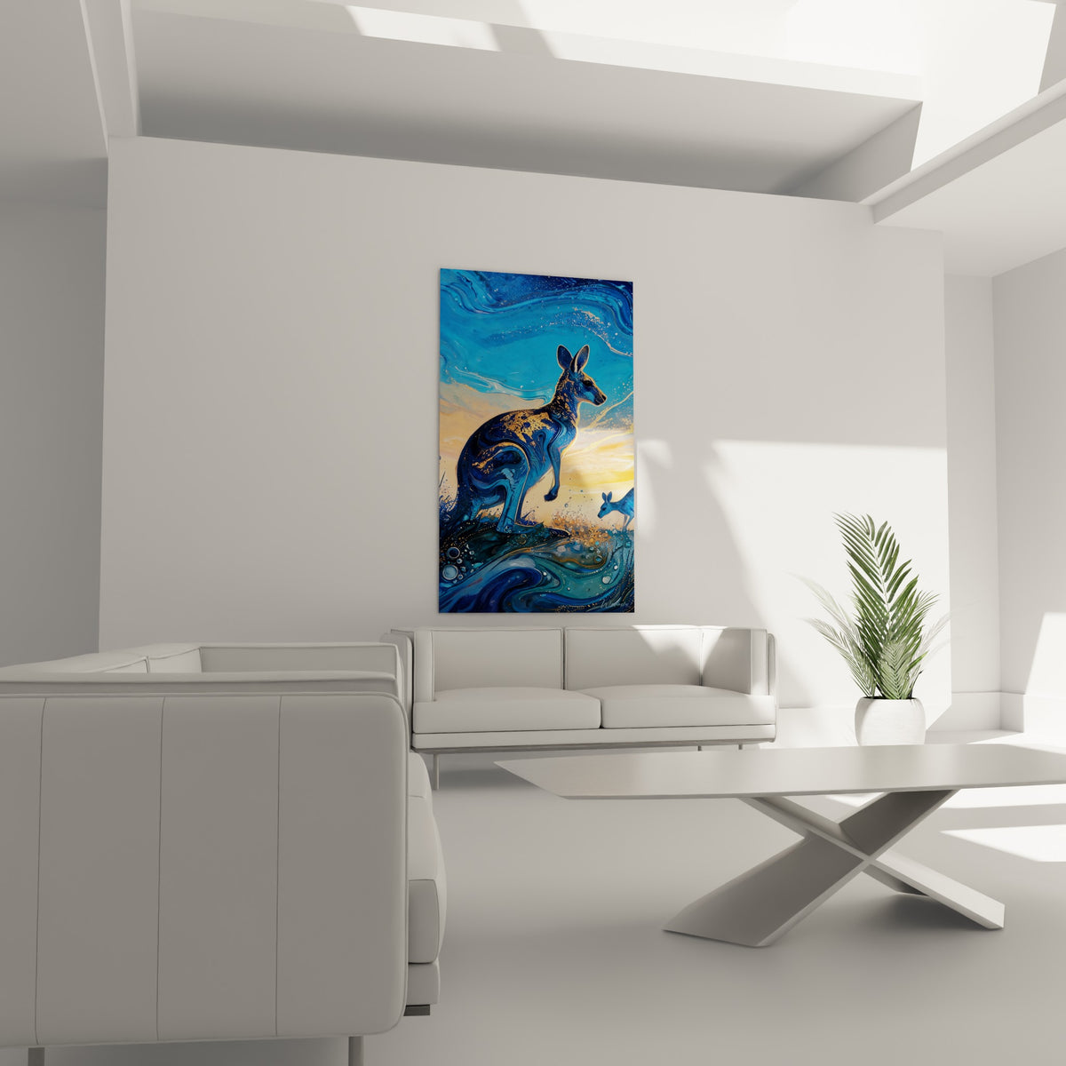 Kangourou aux teintes bleu marine et dorées peint dans un style fluide, au-dessus d'un canapé dans un salon lumineux