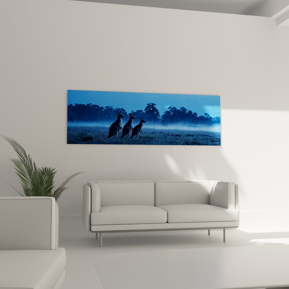 Marsupiaux immobiles face à l'horizon embrumé, au-dessus d'un canapé dans un salon lumineux