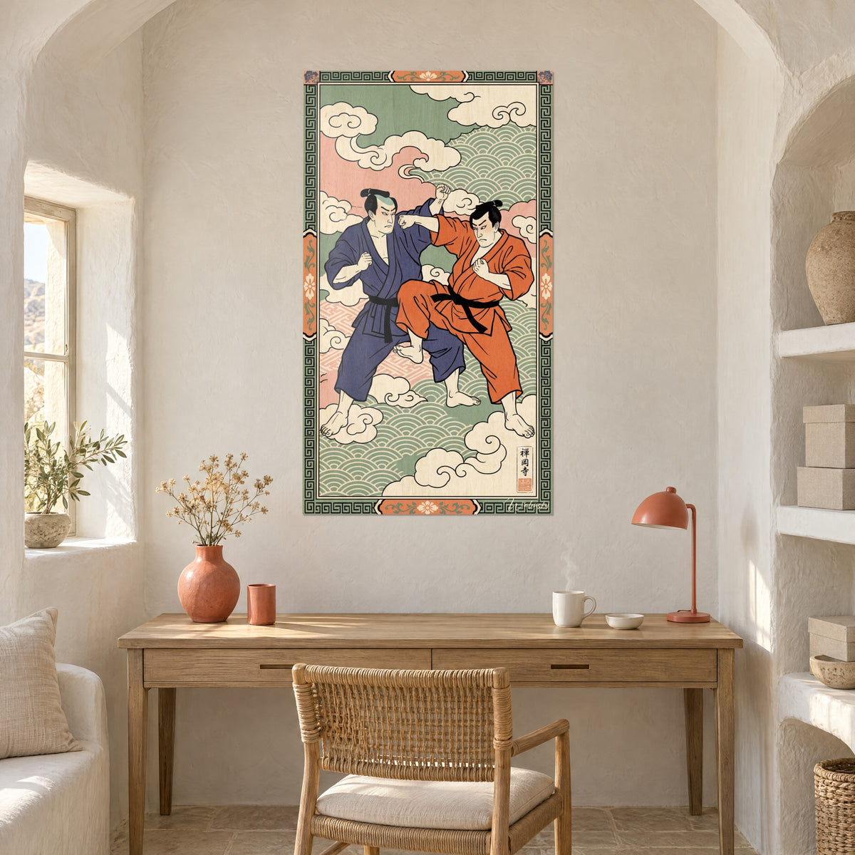 Πίνακας χαρακτική ukiyo-e δύο ξυπόλυτων καρατέκα, ρούχα μωβ μπλε και έντονο πορτοκαλί, πάνω από γραφείο από ανοιχτόχρωμο ξύλο