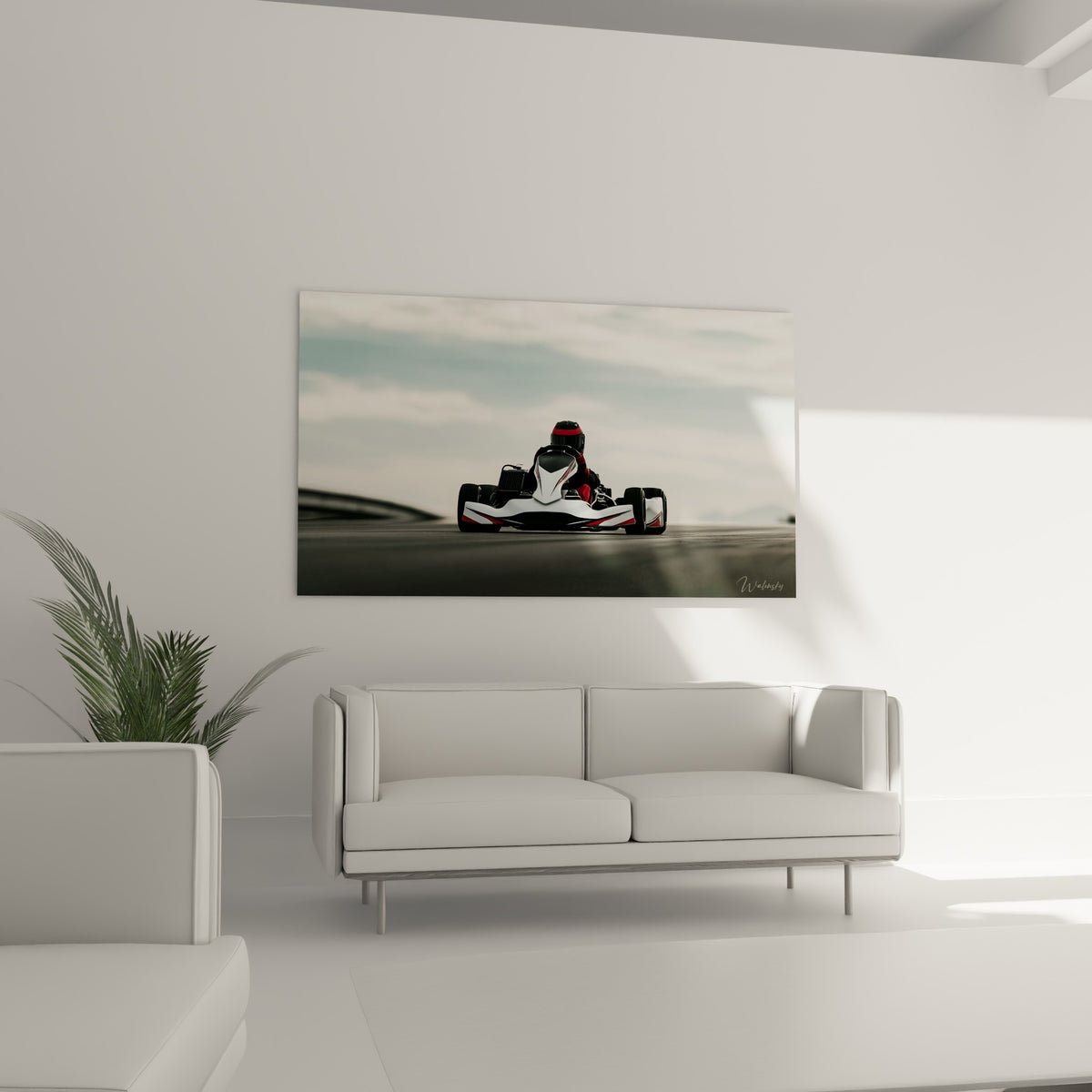 Casque rouge et carrosserie blanche du kart en action, au-dessus d'un canapé dans un salon lumineux