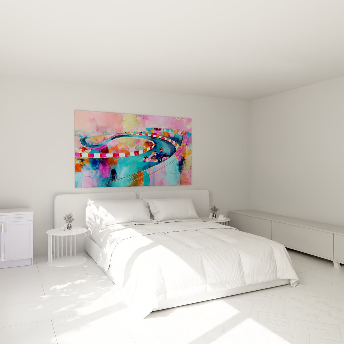 Kart rose vif sur circuit sinueux turquoise, au-dessus d'un lit dans une chambre claire