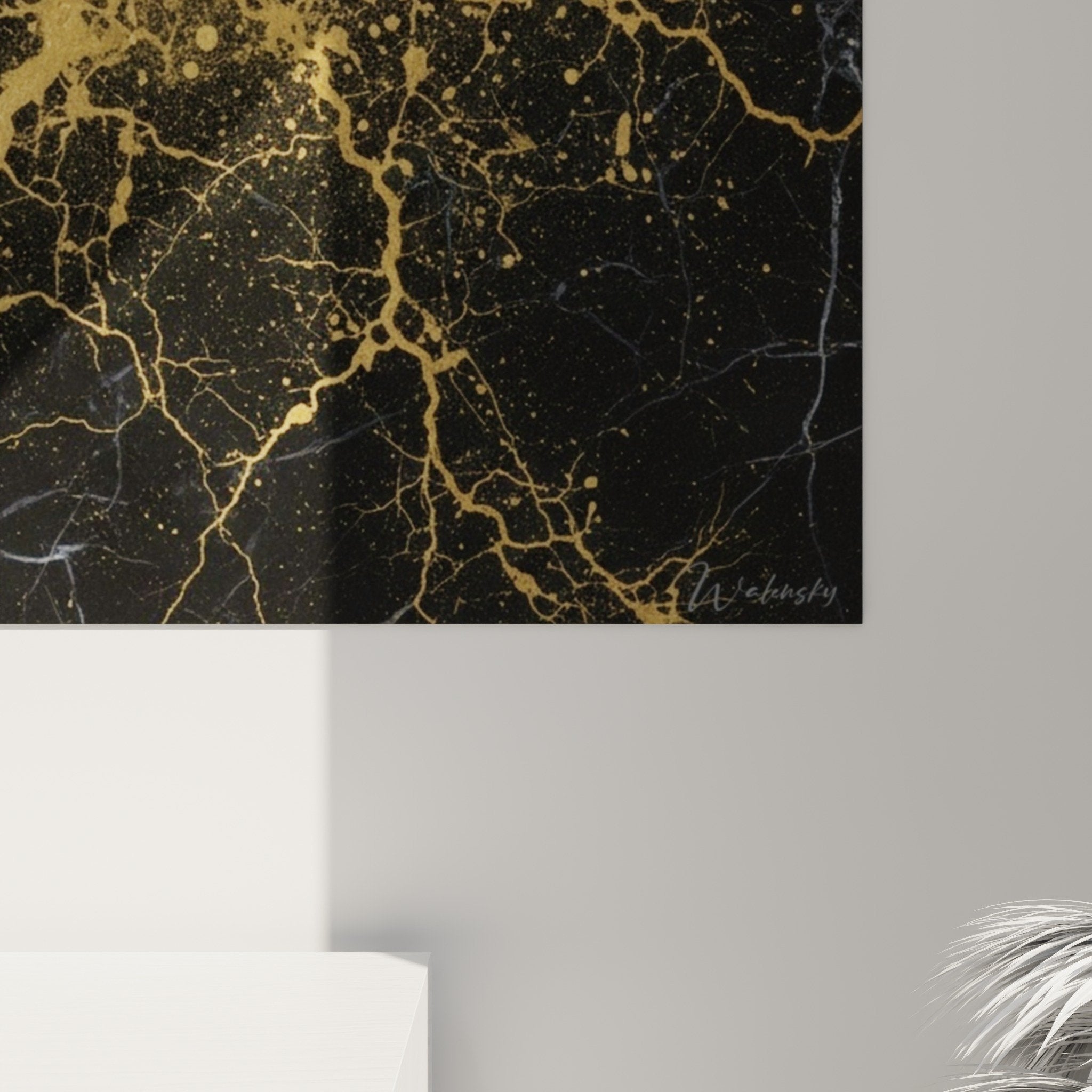 Gesamtansicht Kintsugi-Gemälde mit goldenen Rissen im zeitgenössischen Wohnzimmer Wanddekoration schwarze und goldene Kunst