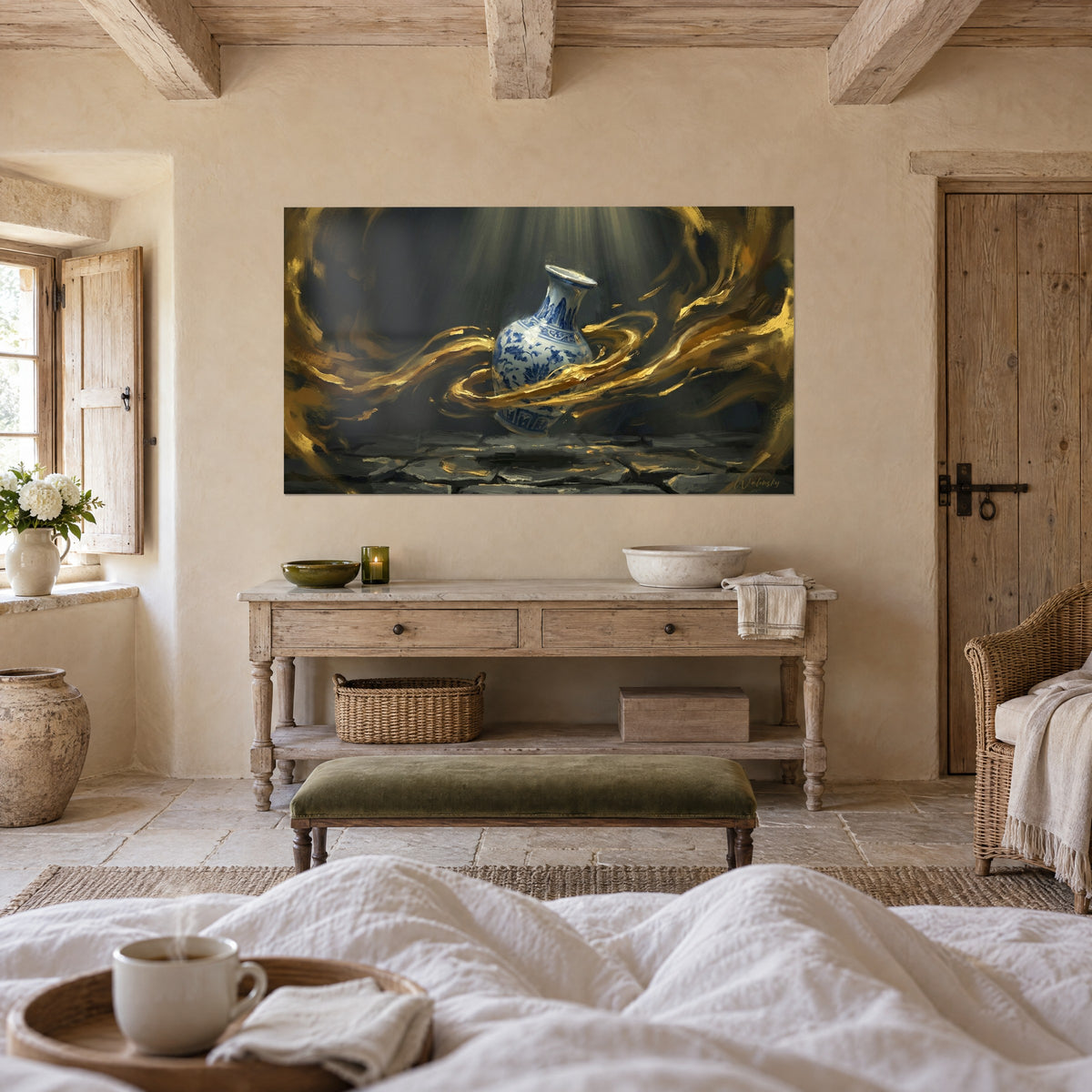 Tableau potiche ancienne flottant dans des volutes dorées sur fond noir charbon, au-dessus d'un lit dans une chambre claire