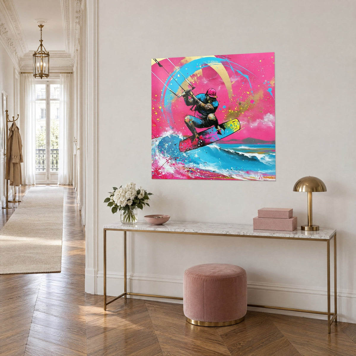 Schilderij van een atleet die zweeft op een gele en roze plank, hemelsblauwe en gouden boog erachter, op een entreemuur in Haussmann-stijl