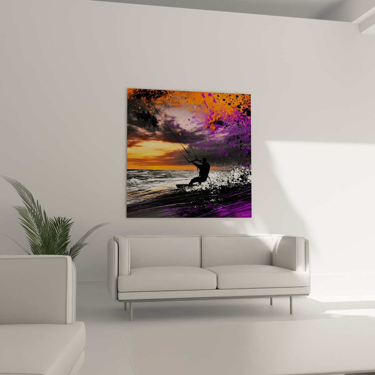 Scène de kite surf aux tons violet et orange intense au-dessus d'un canapé dans un salon lumineux