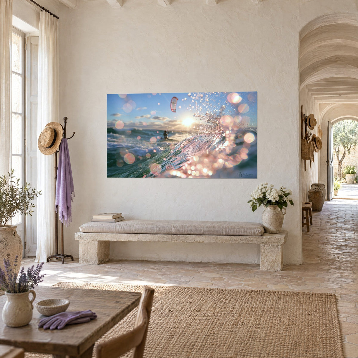 Tableau gerbe d'eau cristalline aux bulles rosées et or, voile rouge de kitesurf dans un ciel bleu, mur crème d'un mas provençal
