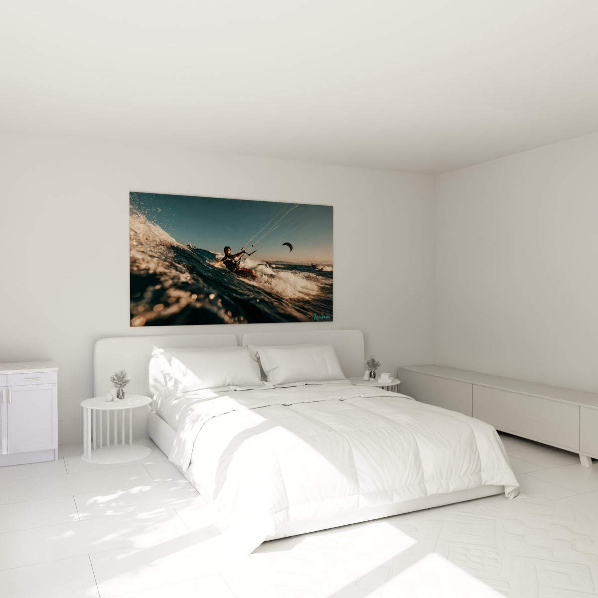 Rider en action sur une vague bleu profond et dorée, au-dessus d'un lit dans une chambre claire