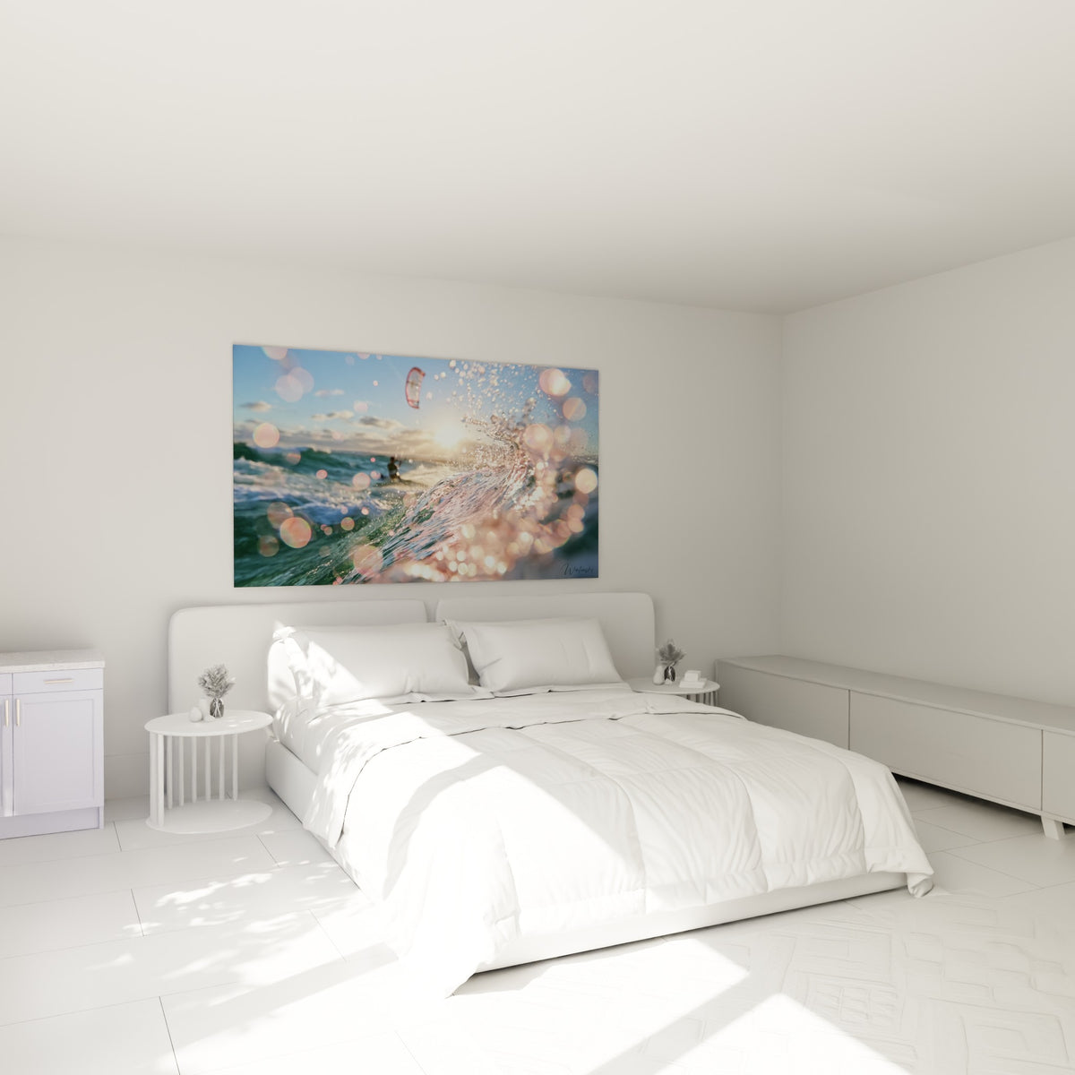 Kitesurfeur et vague scintillante d'un tableau kite surf, au-dessus d'un lit dans une chambre claire