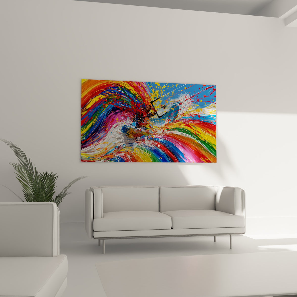 Silhouette sportive prise dans une explosion de couleurs vertes et orangées, au-dessus d'un canapé dans un salon lumineux.