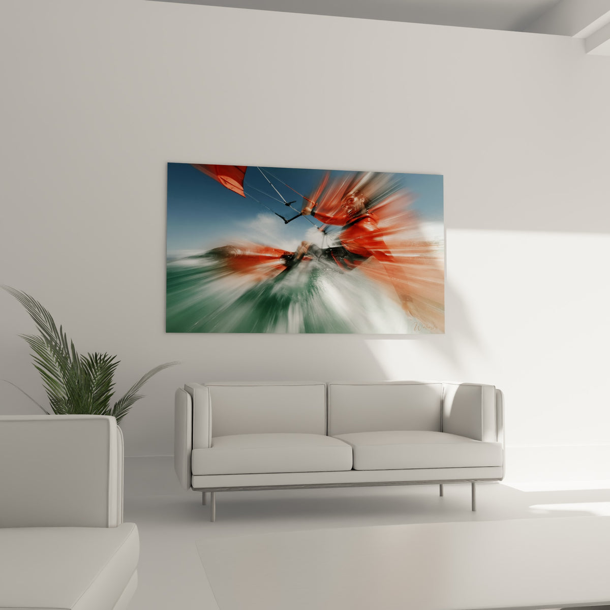 Sportif en action, rouge éclatant contre vert profond, accroché au-dessus d'un canapé dans un salon lumineux