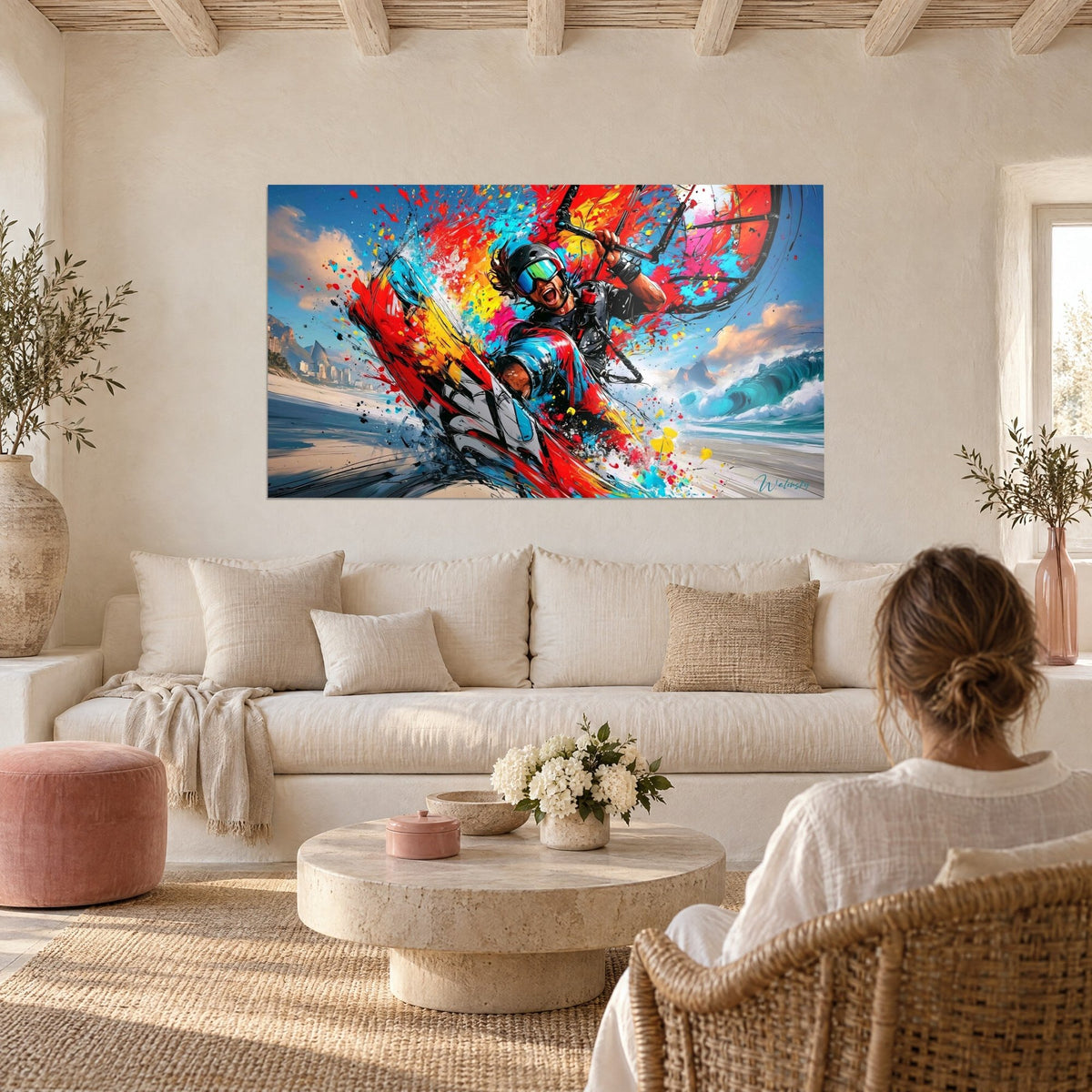 Tableau kitesurfeur casque et lunettes vertes jaillissant dans l'éclaboussure rouge et turquoise, au-dessus d'un canapé dans un salon lumineux