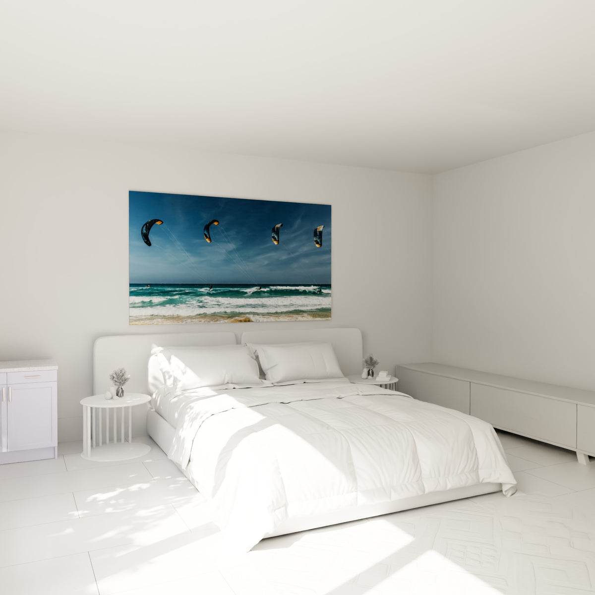 Riders de kite surf glissant sur vagues turquoise, tableau accroché au-dessus d'un lit dans une chambre claire