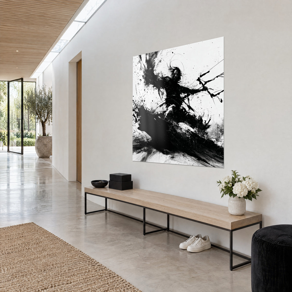 Silhouette sombre projetée dans le vent, tableau noir et blanc au-dessus d'un canapé dans un salon lumineux