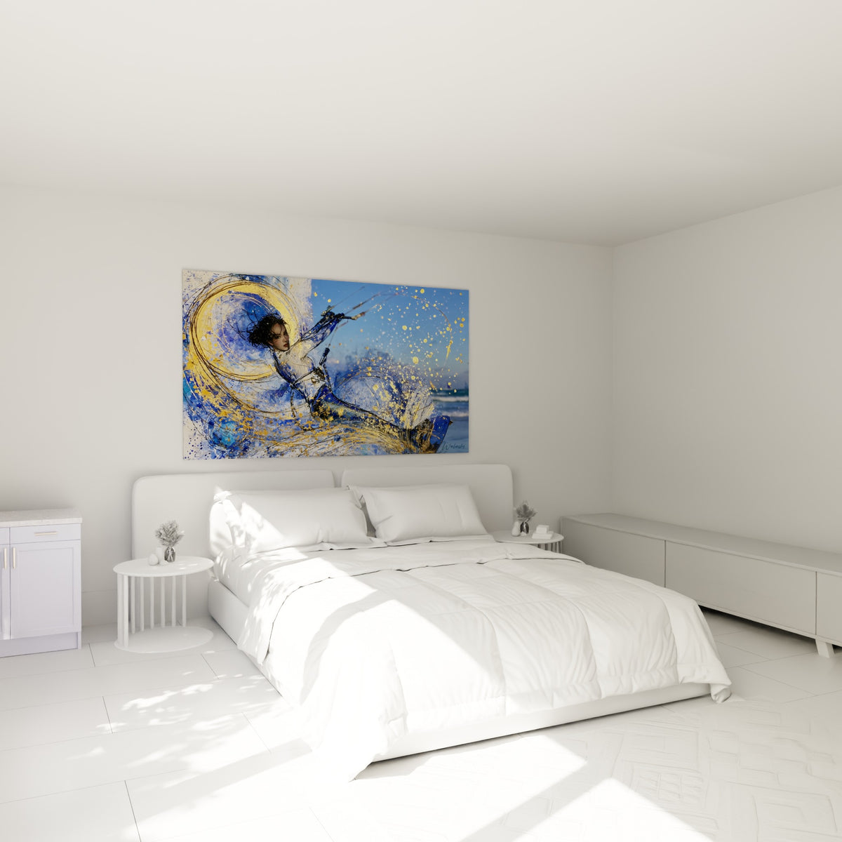 Silhouette dorée et bleu cobalt en pleine glisse, accrochée au-dessus d'un lit dans une chambre claire