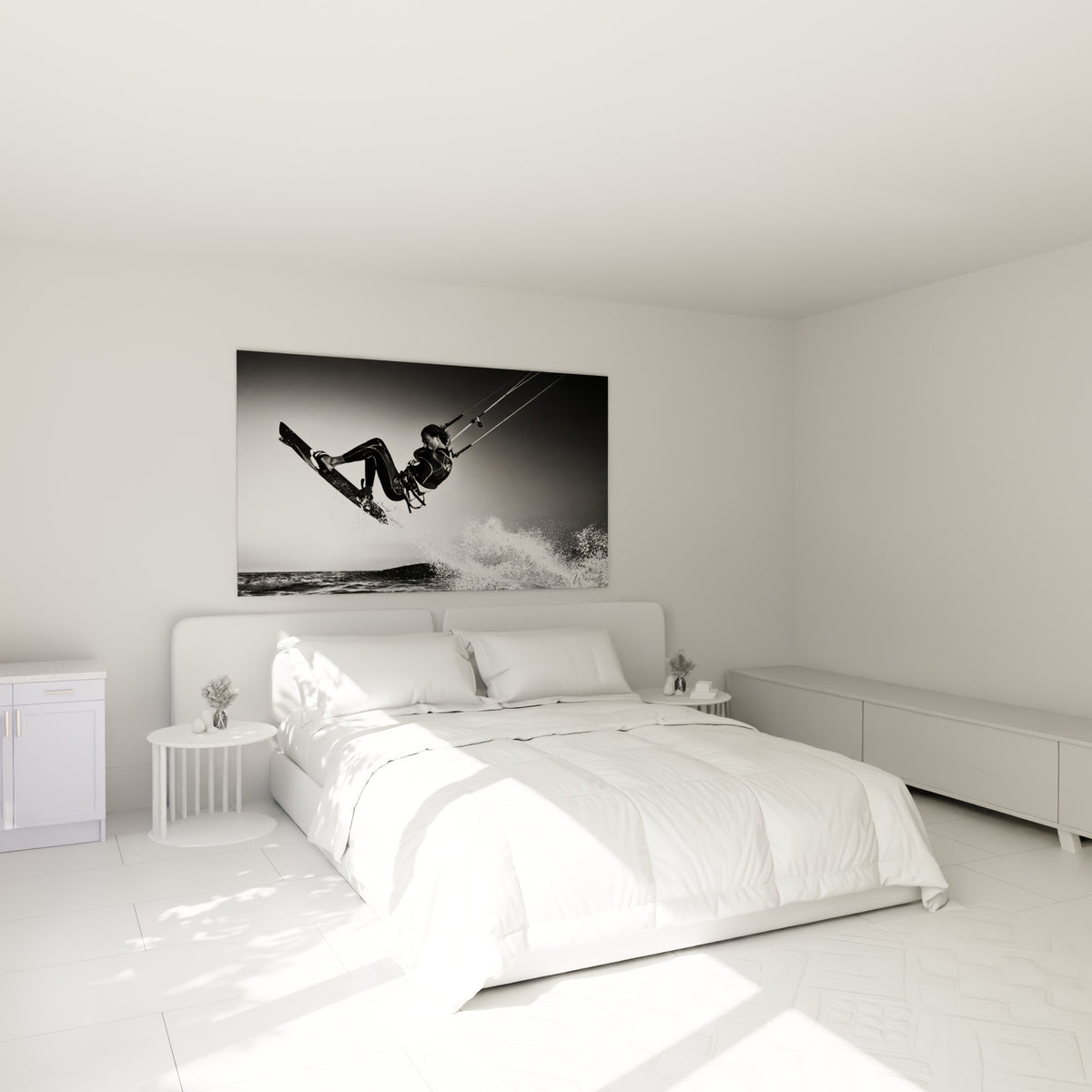 Silhouette suspendue en noir et blanc d'un kitesurfeur au-dessus d'un lit dans une chambre claire